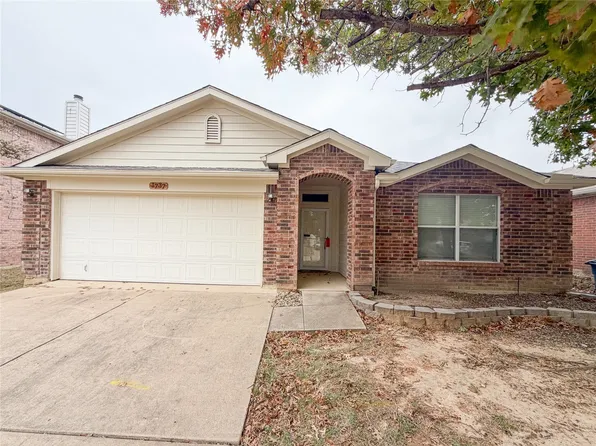 1737 White Feather Ln, Fort Worth, TX 76131