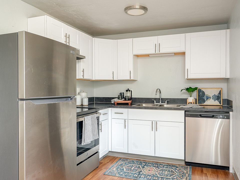 Pacific Village | Kitchen