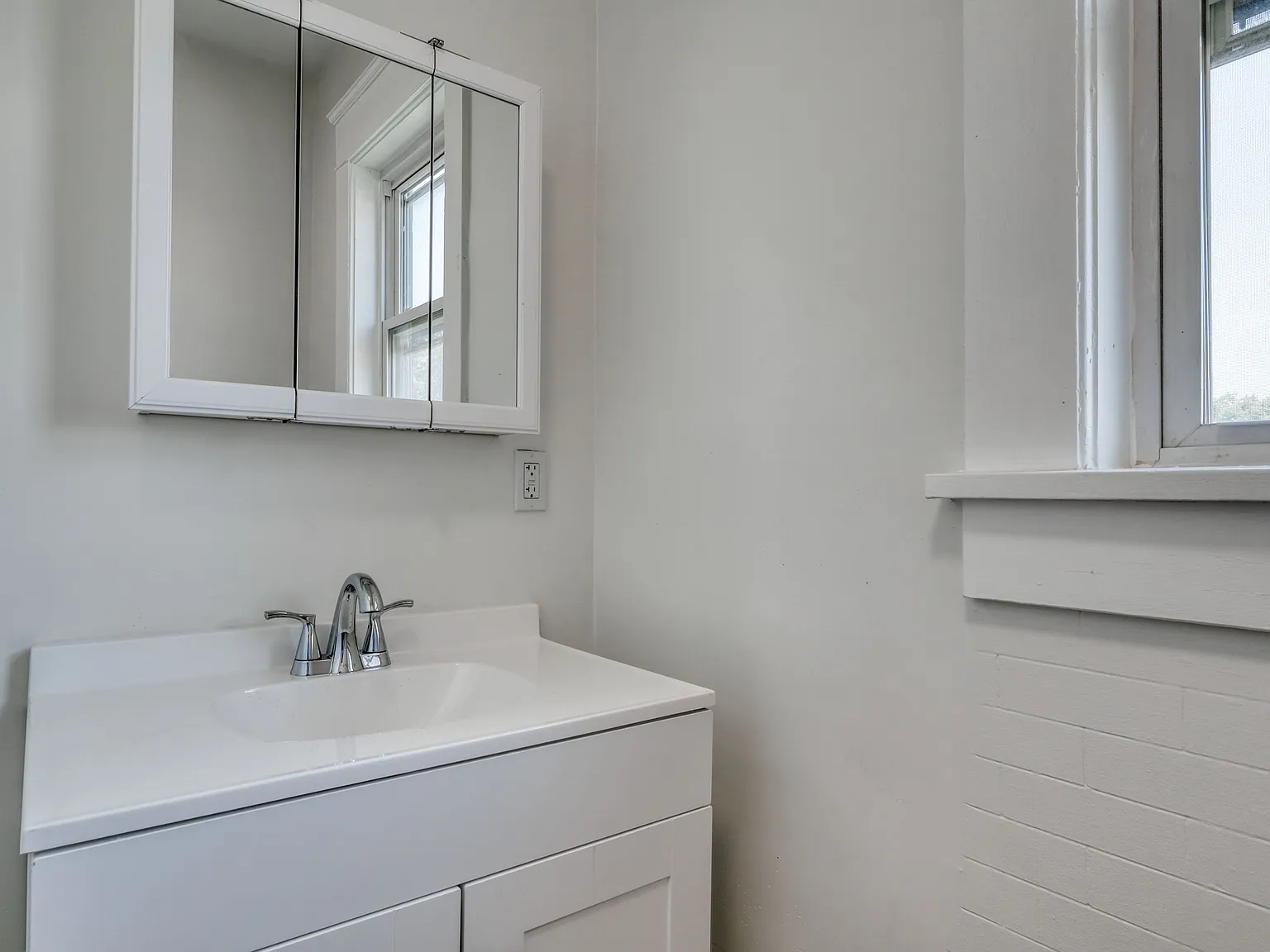 3 bed, 1.5 bath, $1,300 — Photo 2
