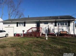 35 Pasadena Dr, North Babylon, NY 11703
