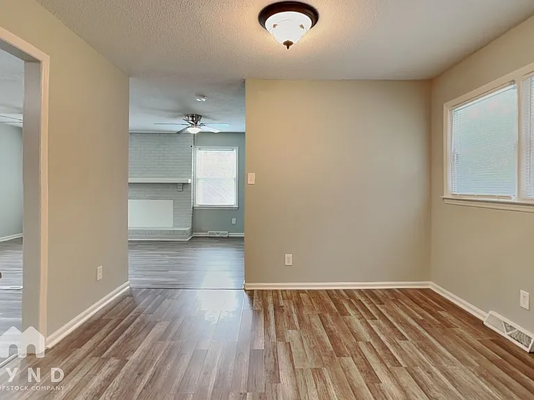 547 Whitethorn Dr — Photo 9