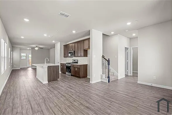 4 bed, 2366 sqft, $2,900 — Photo 4
