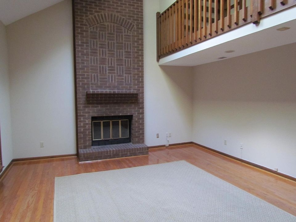 Vaulted ceiling with sky lights, family room 