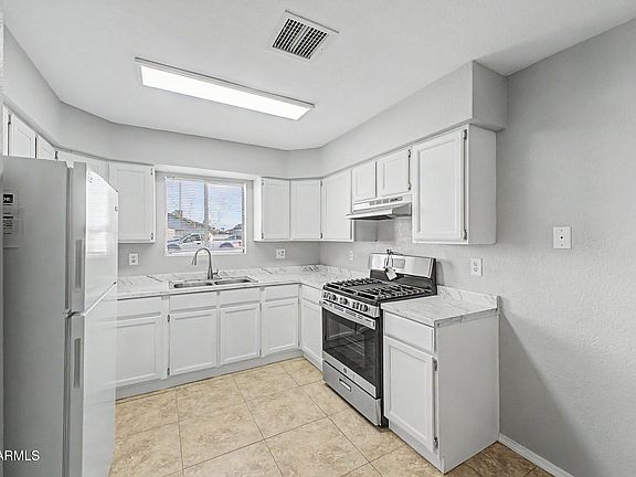 3rd image of 702 W 12TH Street