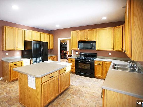 3rd image of 30 Goldfinch Rd