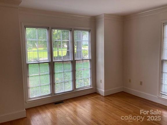 4th image of 2222 Raven Dr