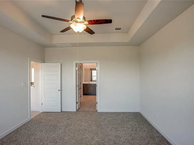608 Saturnia Dr — Photo 4