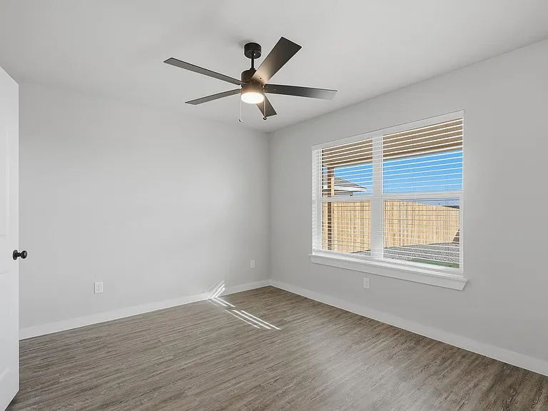 3035 Glennster St — Photo 17