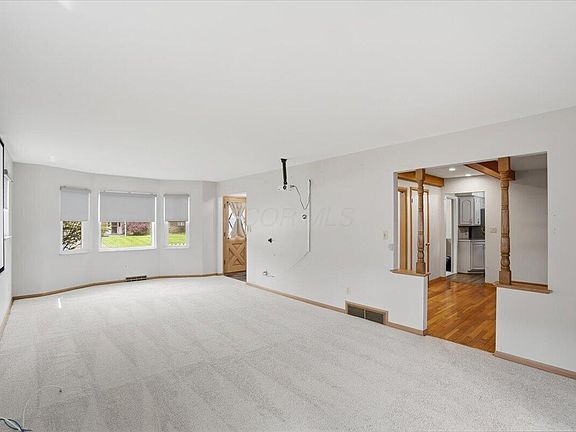 4th image of 1454 Lonsdale Rd