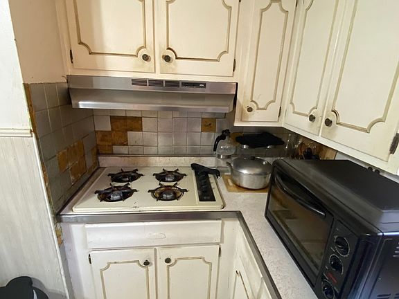 5th image of 549 W 95th St