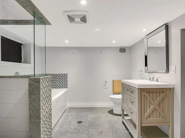 484 Merton St — Photo 39
