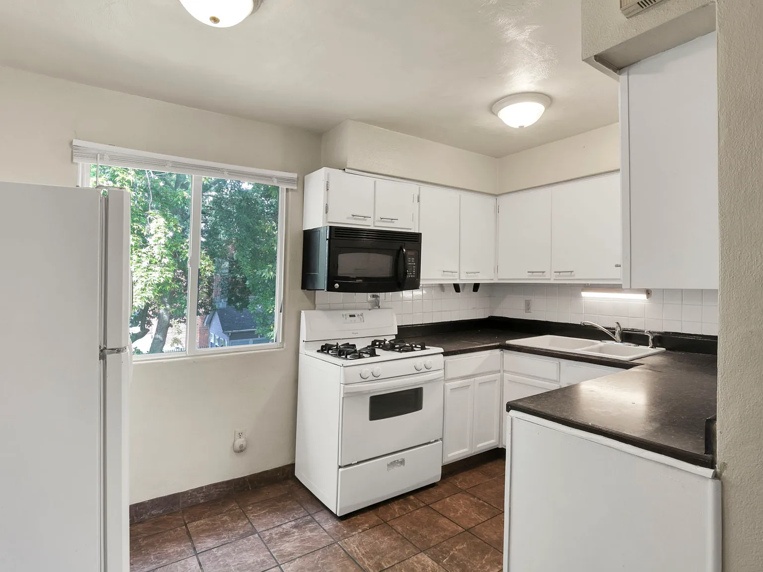 2 bed, 900 sqft, $1,300 — Photo 4