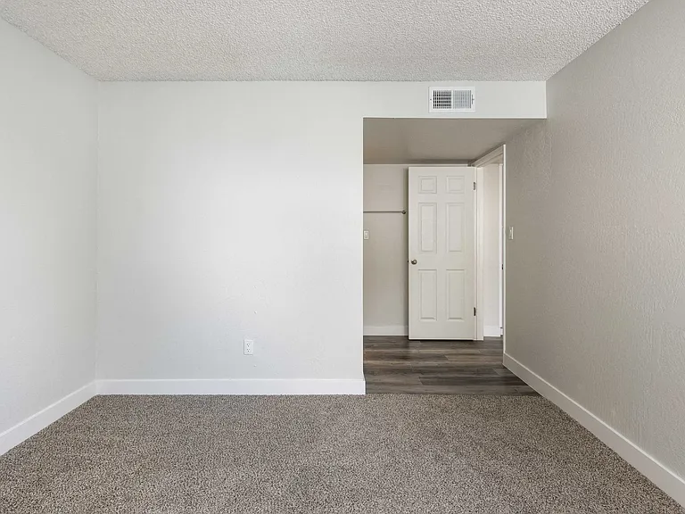 Camelback Cove Apartments — Photo 10