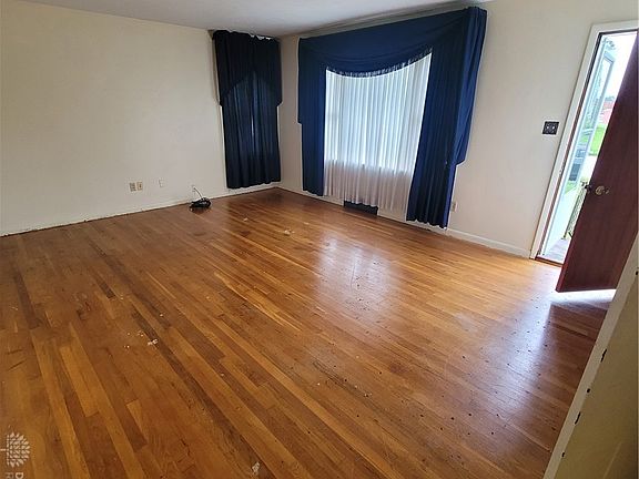 5th image of 127 E Harrison St