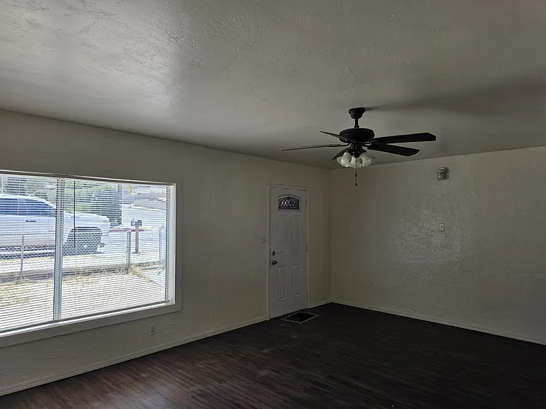 101 W Desert View Dr — Photo 21