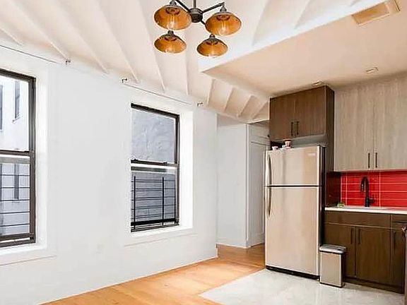 3rd image of 930 De Kalb Ave #104