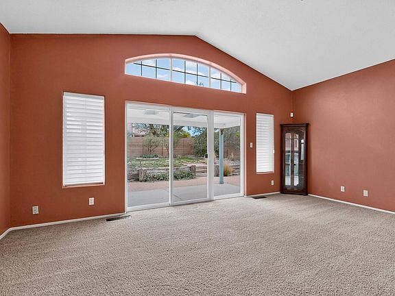 4th image of 633 Lakeview Cir SE