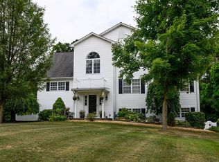 27 Maurerbrook Dr, Fishkill, NY 12524