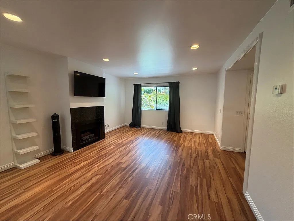 3 bed, 2.5 bath, 1412 sqft, $4,700 — Photo 3