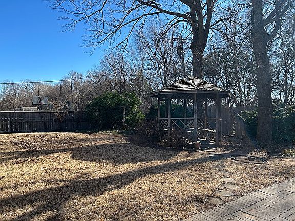 4th image of 2401 Cherry St
