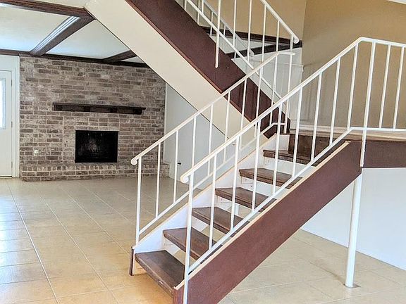 3rd image of 2808 Camelot Ln