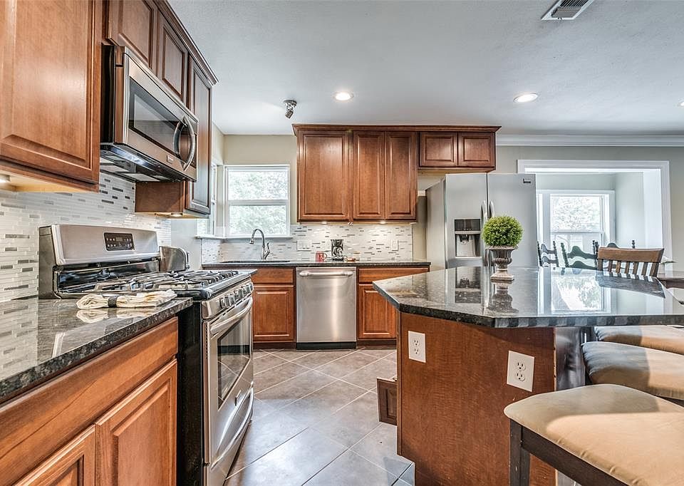 1st image of 32 Beverly Ct