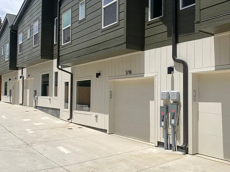 81 N Meade St — Photo 18