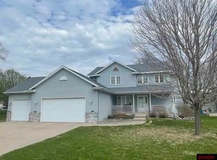 2114 Burnett Ln, North Mankato, MN 56003