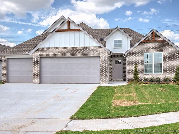 3rd image of 2926 E Rockford Pl