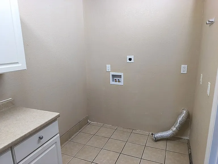 295 Roswell Dr — Photo 9