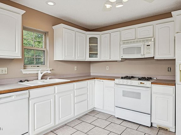 5th image of 2179 Reid Ln