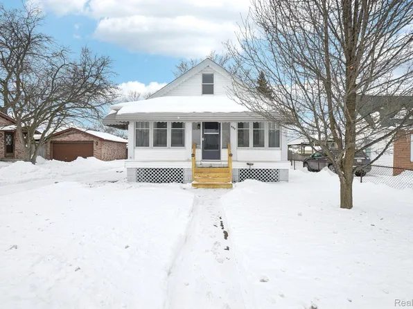 552 Myrtlewood St, Marysville, MI 48040