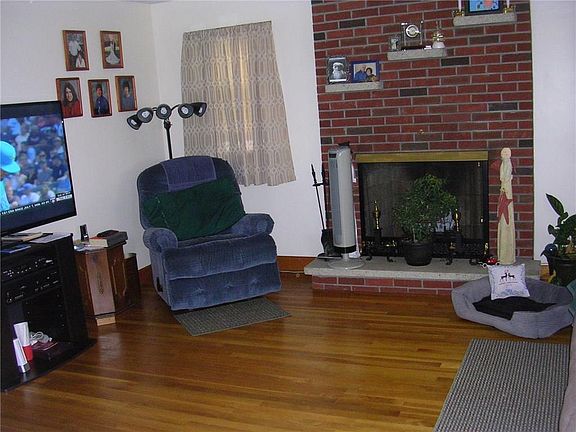 4th image of 21 Marblehead Ave