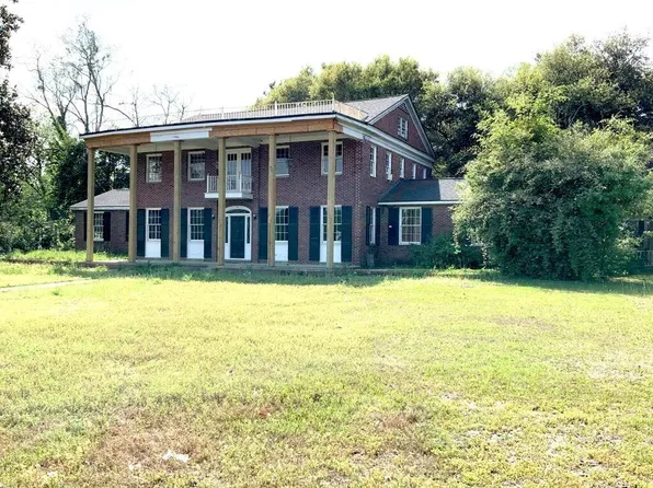 12 S Dukes St, Summerton, SC 29148