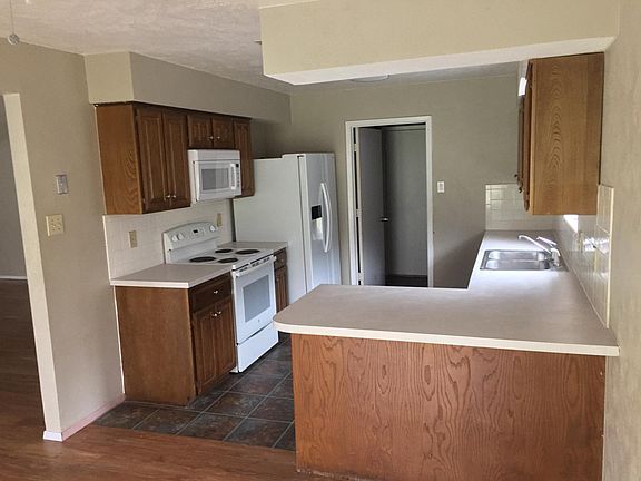 3rd image of 2400 Heathercrest Dr