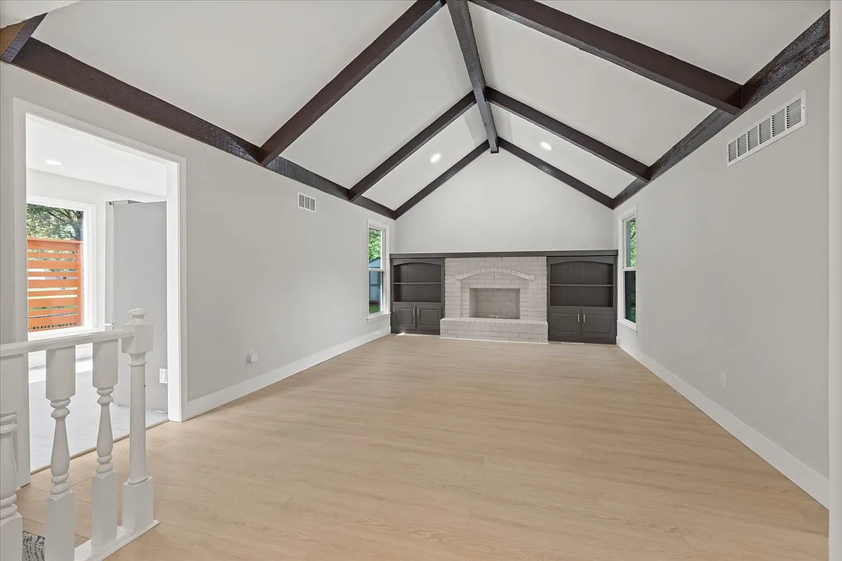 3 bed, 2.5 bath, 2526 sqft, $2,799 — Photo 2