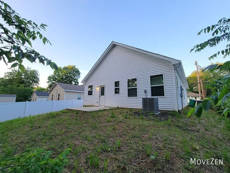 324 Houston St — Photo 3