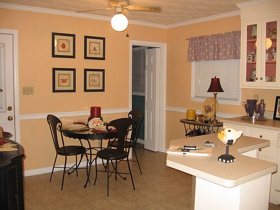 kitchen/dining area