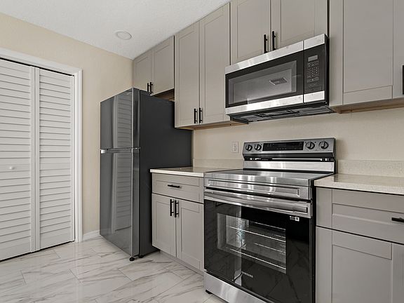 2nd image of 2851 Green Acres Ave #B