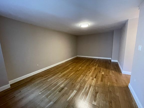 4th image of 305 E 86th St #9AWE