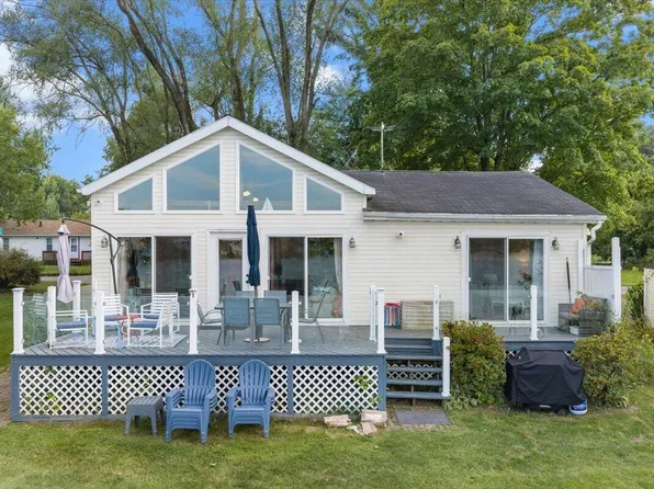 25030 Lakeshore Dr, Dowagiac, MI 49047