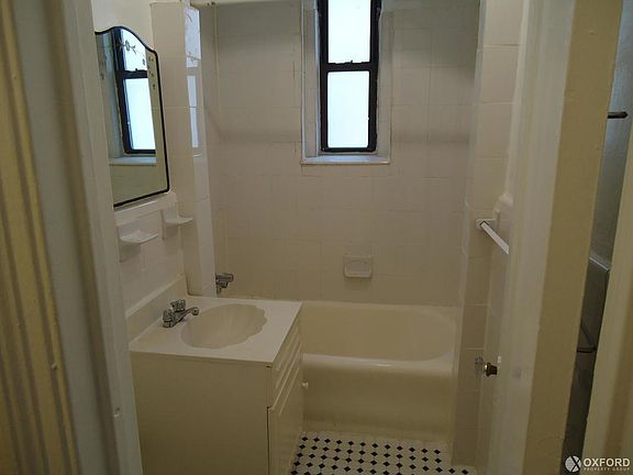 4th image of 3216 Crescent St APT D4