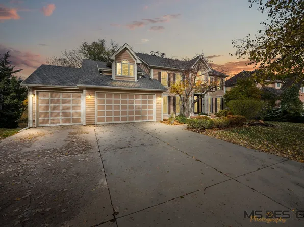 685 Rosewood Dr, West Chicago, IL 60185