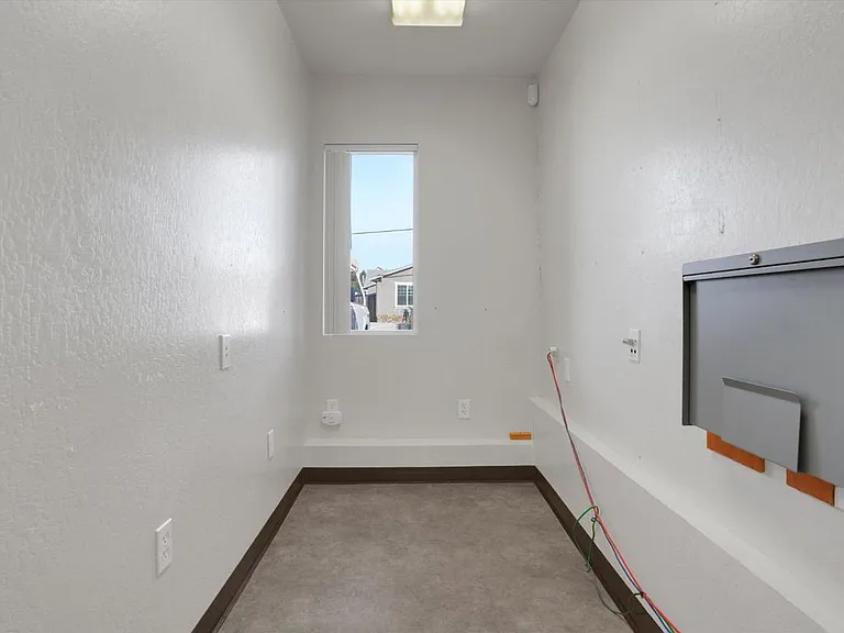 490 E L St — Photo 6