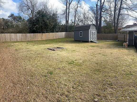 4th image of 527 Oakwood Dr