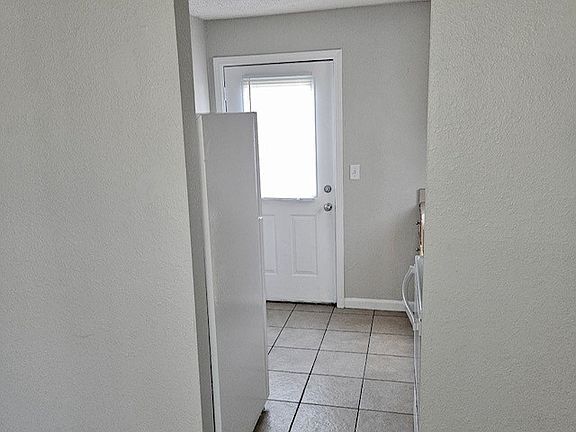 4th image of 218 S Bamboo St #1