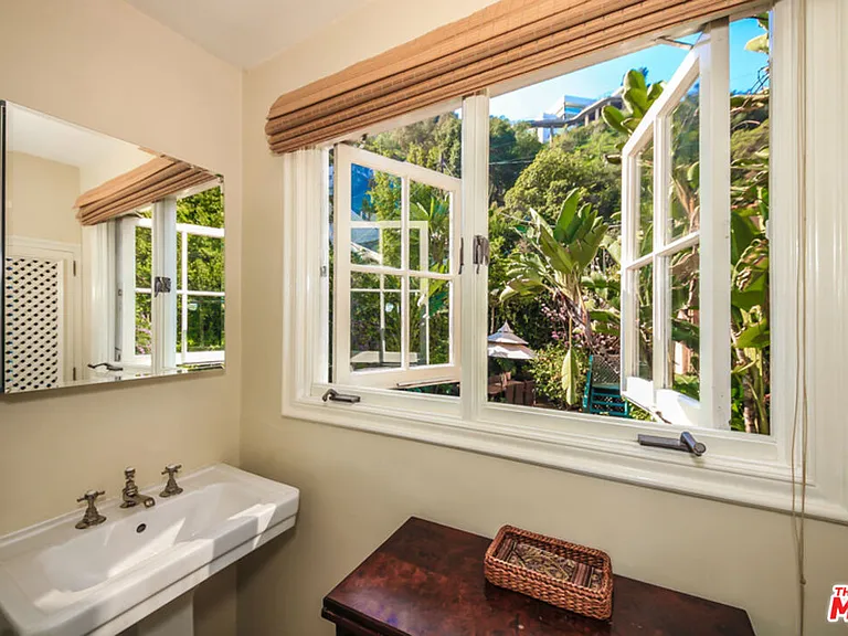 1367 N Beverly Dr — Photo 34
