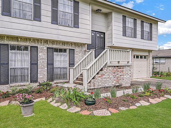 3rd image of 628 E Castle Harbour Dr