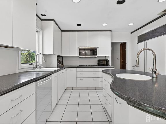 3rd image of 39 Independence Dr