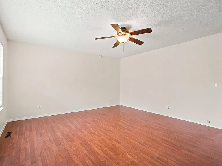 511 E Dyann Dr — Photo 5